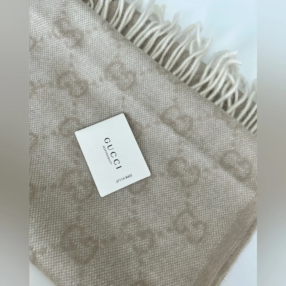 New With Tags Gucci Nikky Wool Alpaca Monogram Web Beige Scarf Shawl Fringe